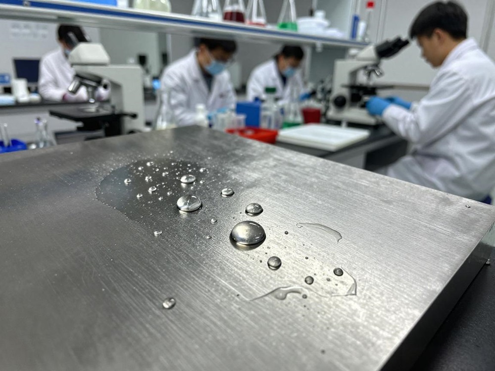 突破仿生科技瓶颈：中国科研团队让金属“长”出超疏水表面